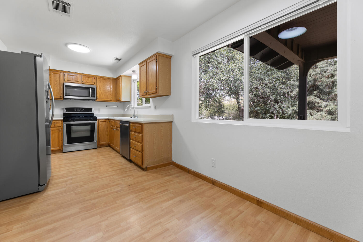 40707 Crystal Drive Three Rivers, CA 93271 - Photo 7 of 26 Kitchen