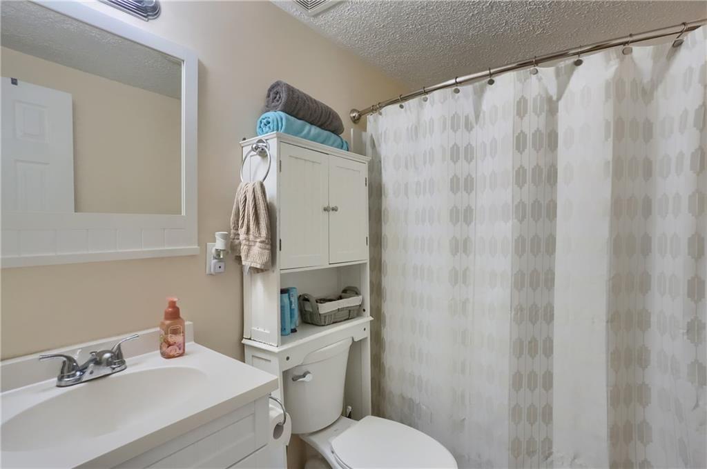 517 Ridge Avenue Carnegie, PA 15106 - Photo 9 of 38 Bottom Unit - Tub/Shower Combo.