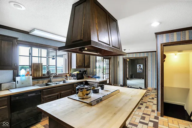 $800,000 | 7165 Highway 252, Edinburgh, IN 46124