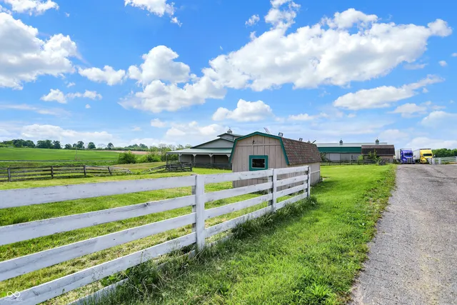 $800,000 | 7165 Highway 252, Edinburgh, IN 46124