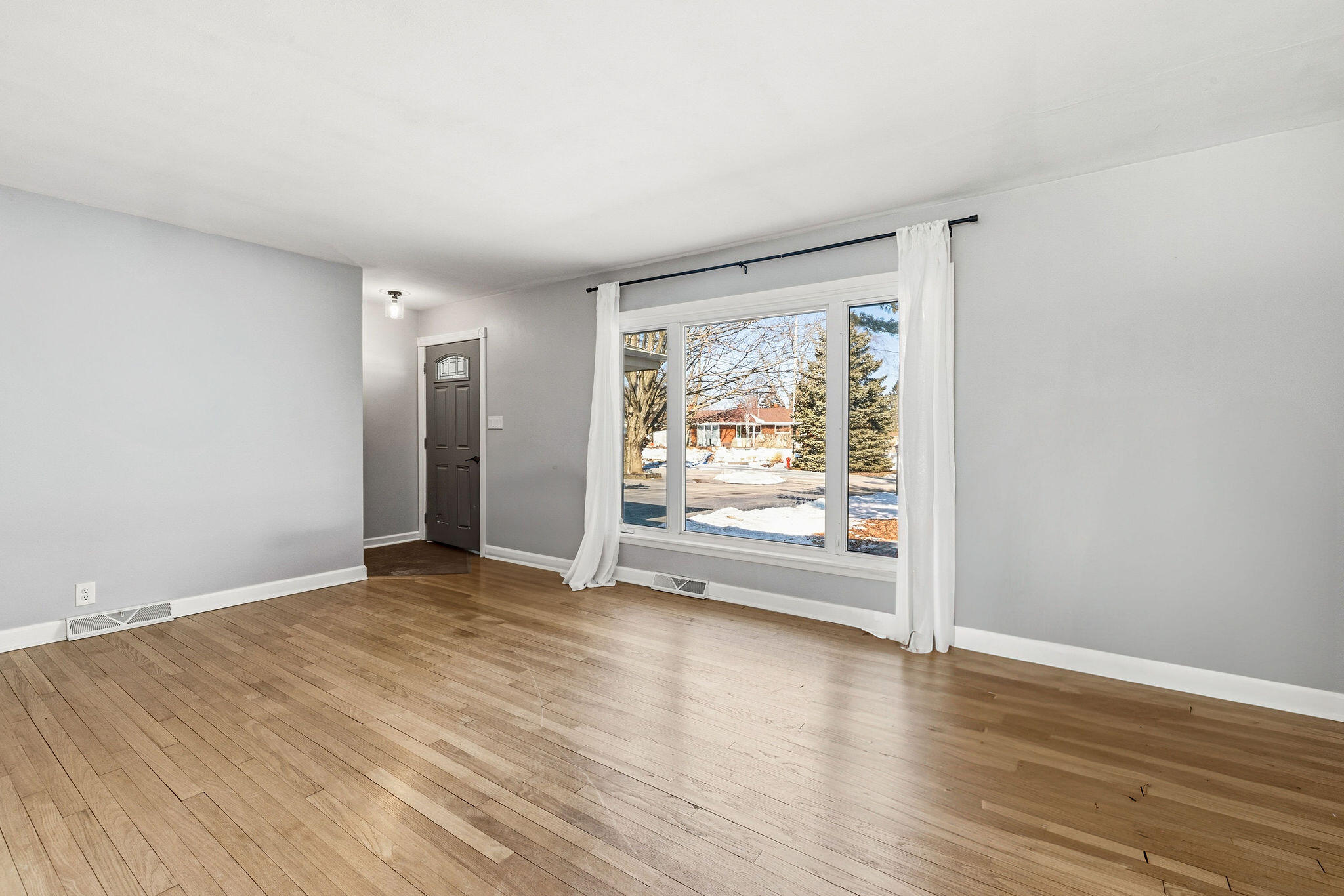 15613 West Riviera Drive New Berlin, WI 53151 - Photo 16 of 20 Living Room