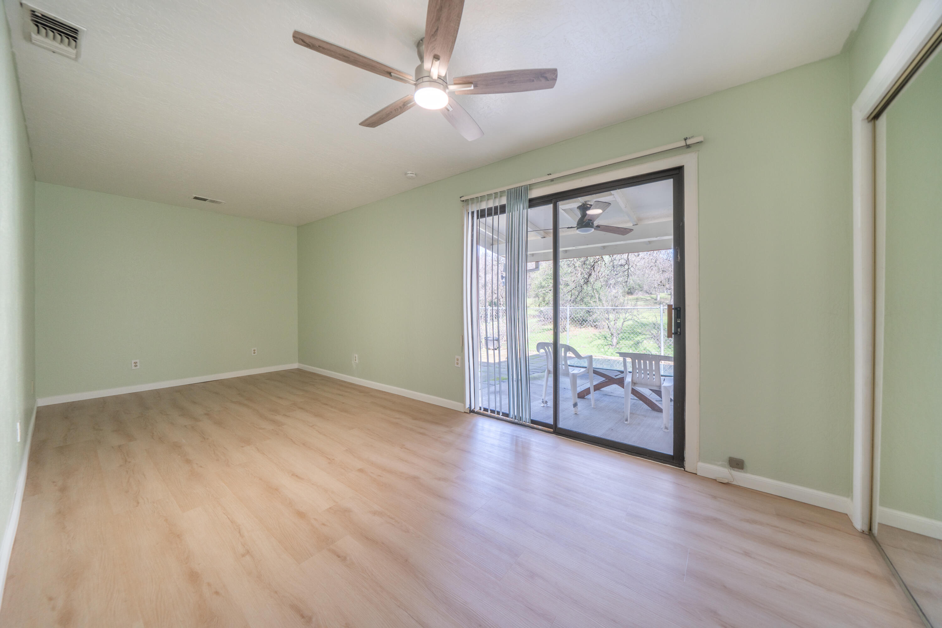 2580 Keswick Dam Road Redding, CA 96003 - Photo 23 of 60 an empty room with wooden floor and windows