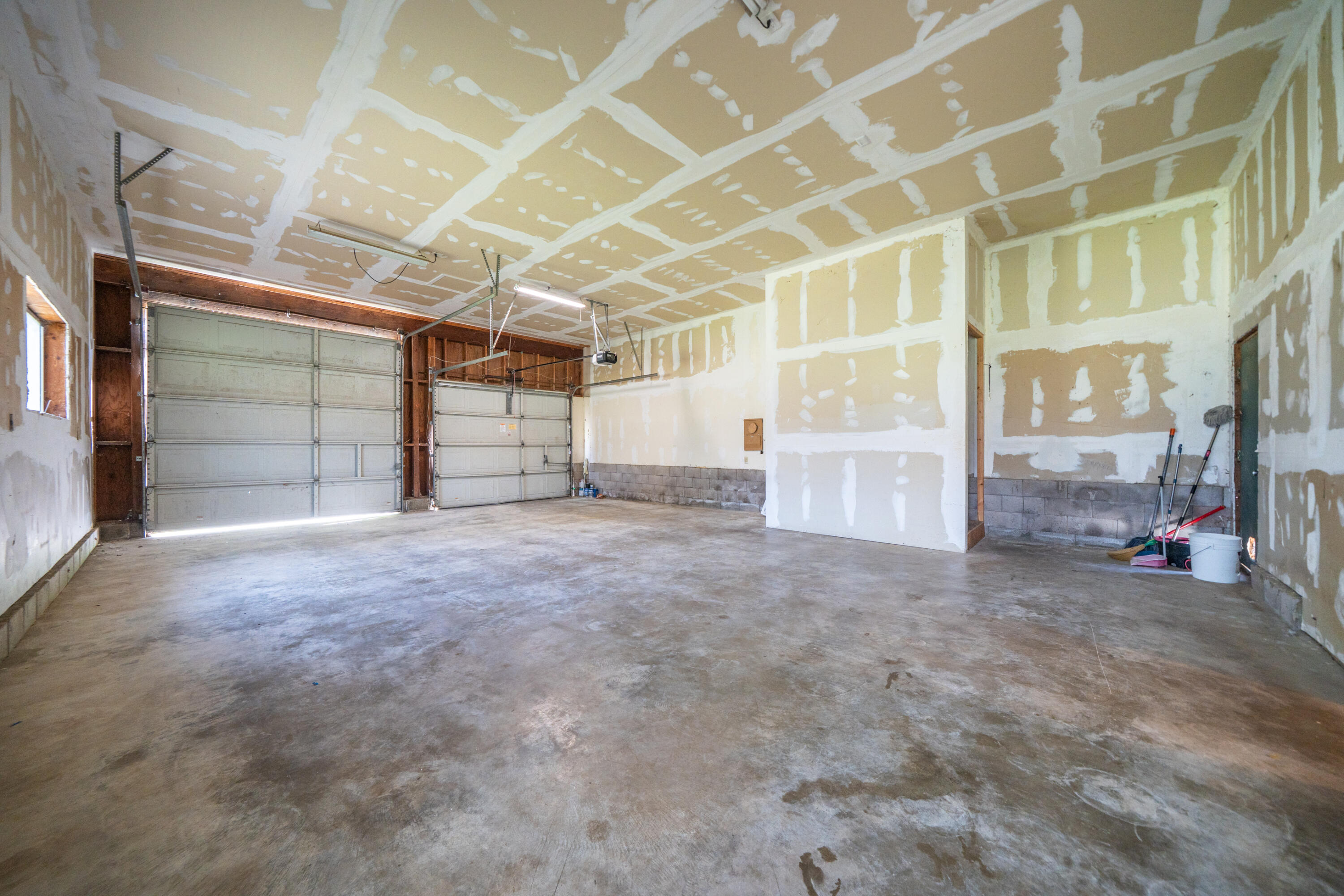 2580 Keswick Dam Road Redding, CA 96003 - Photo 33 of 60 a view of an empty room