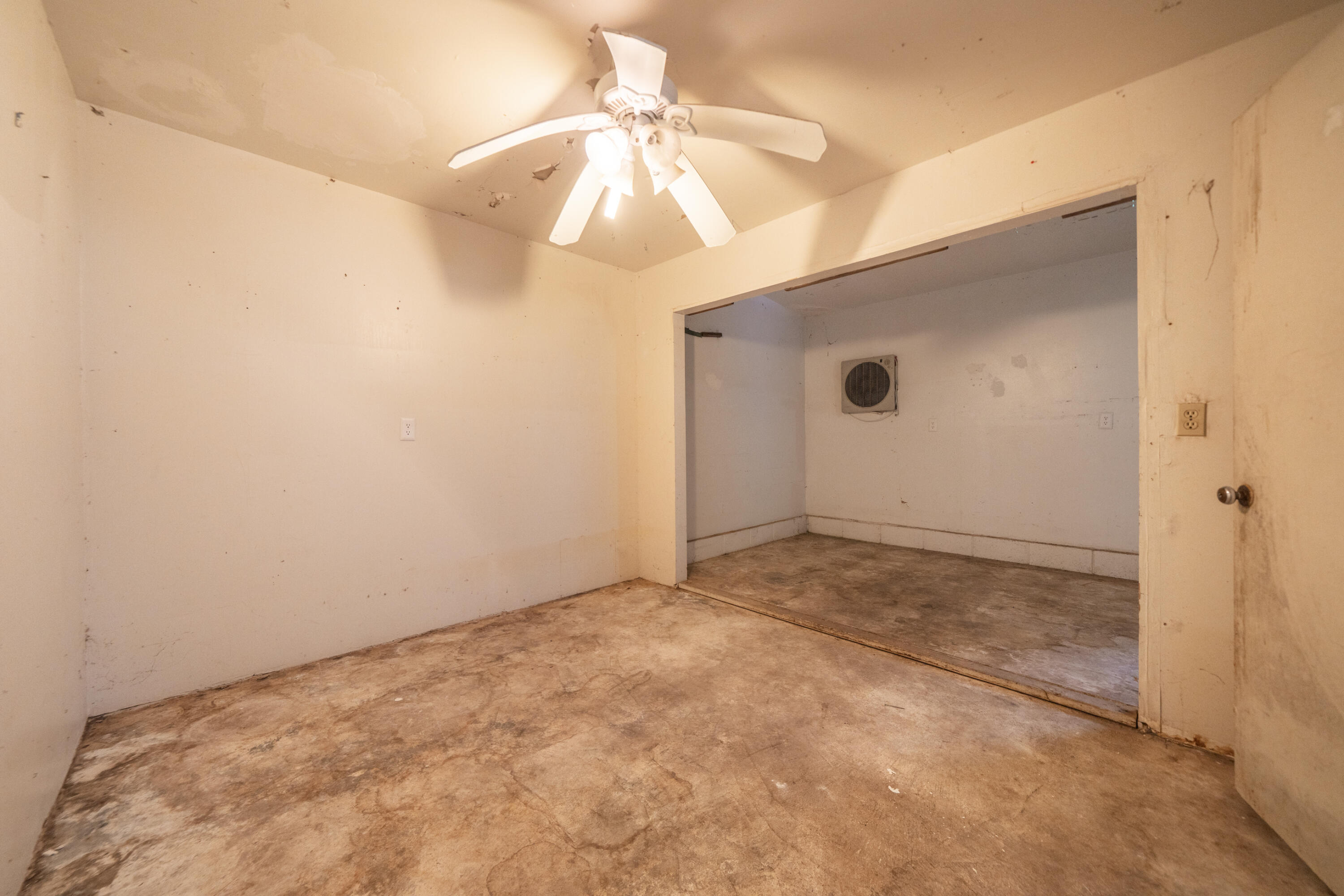2580 Keswick Dam Road Redding, CA 96003 - Photo 35 of 60 an empty room with a chandelier fan and closet