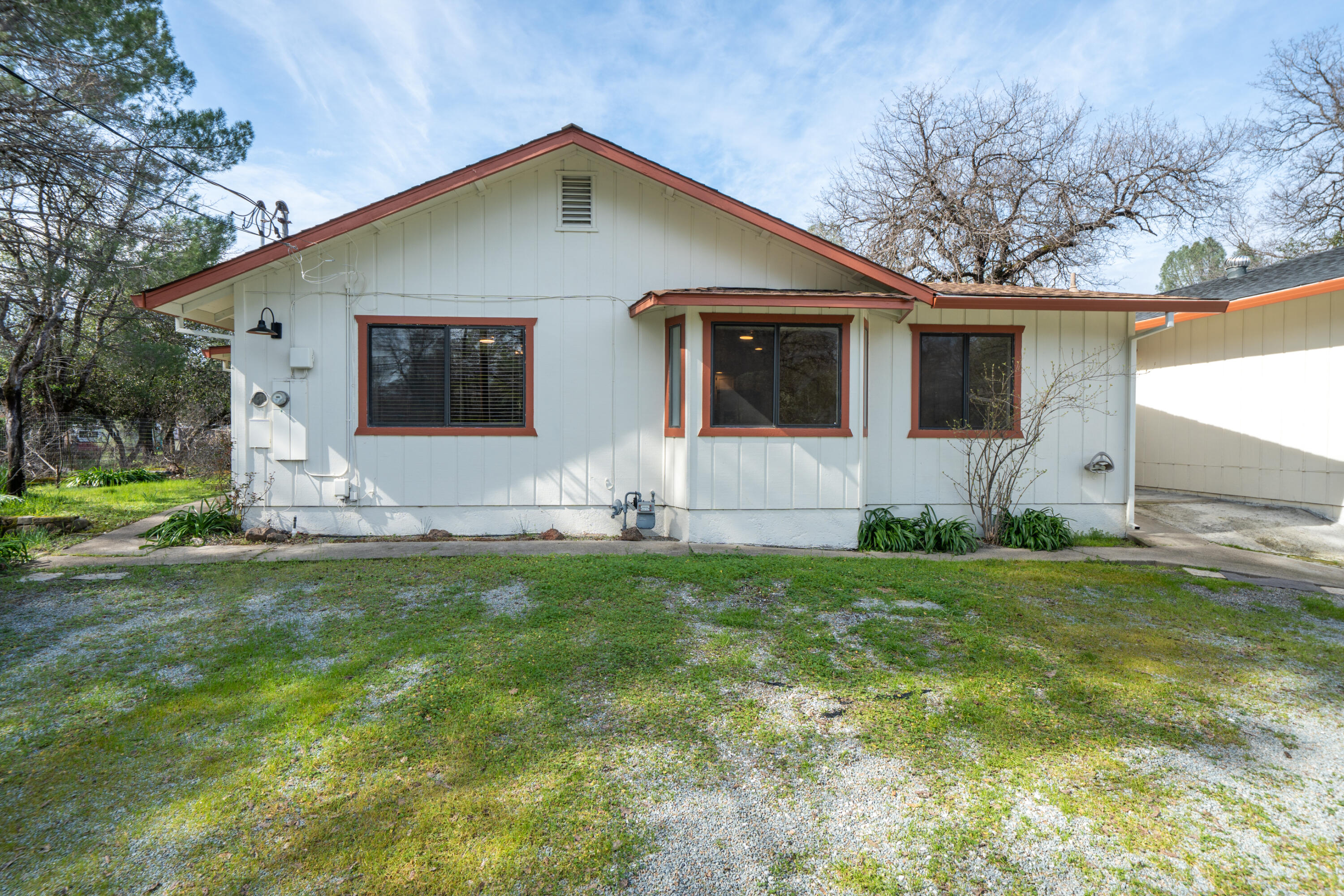 2580 Keswick Dam Road Redding, CA 96003 - Photo 50 of 60 a front view of house with yard