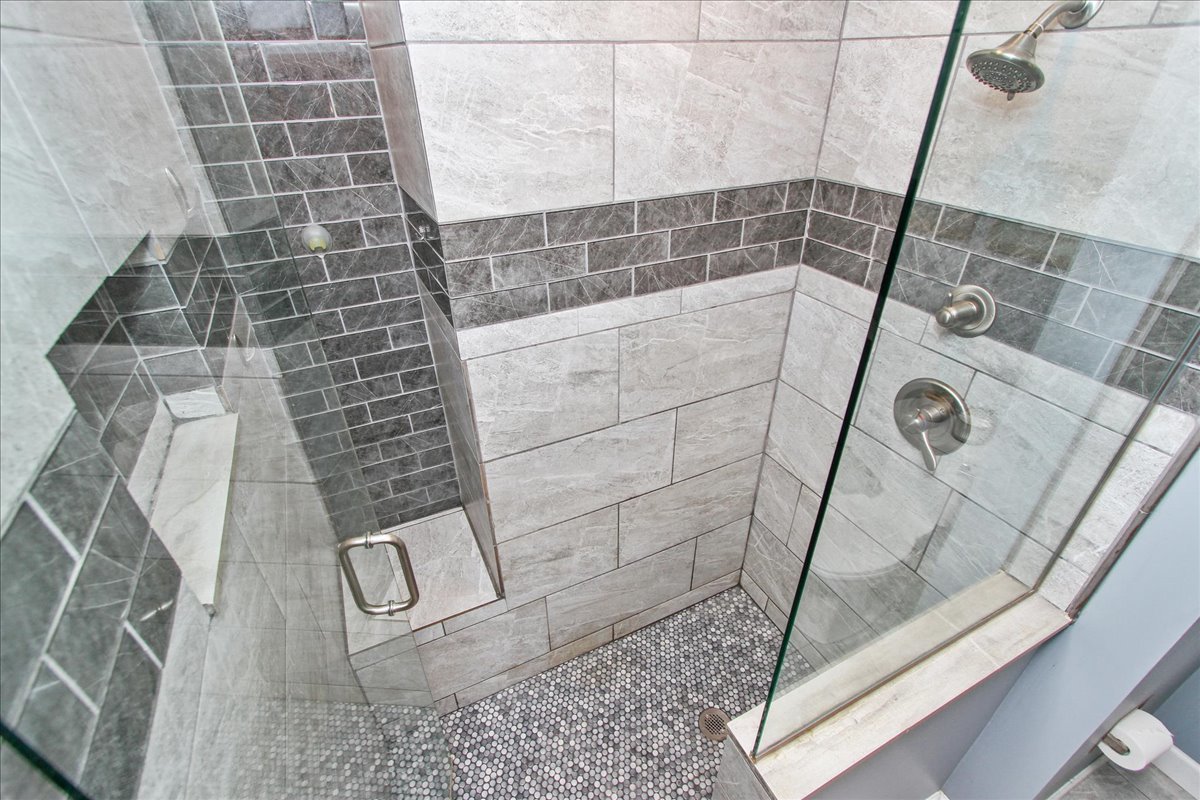 1865 Kevin Avenue Elgin, IL 60123 - Photo 27 of 48 a bathroom with a shower