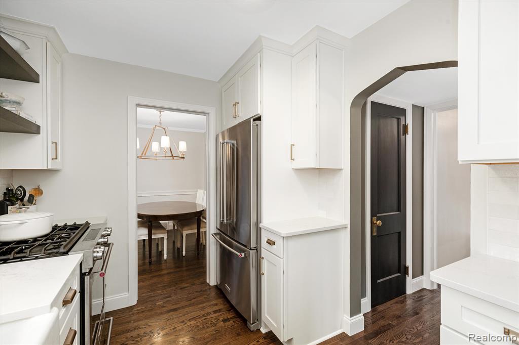 1616 Roslyn Road Grosse Pointe Woods, MI 48236 - Photo 10 of 23