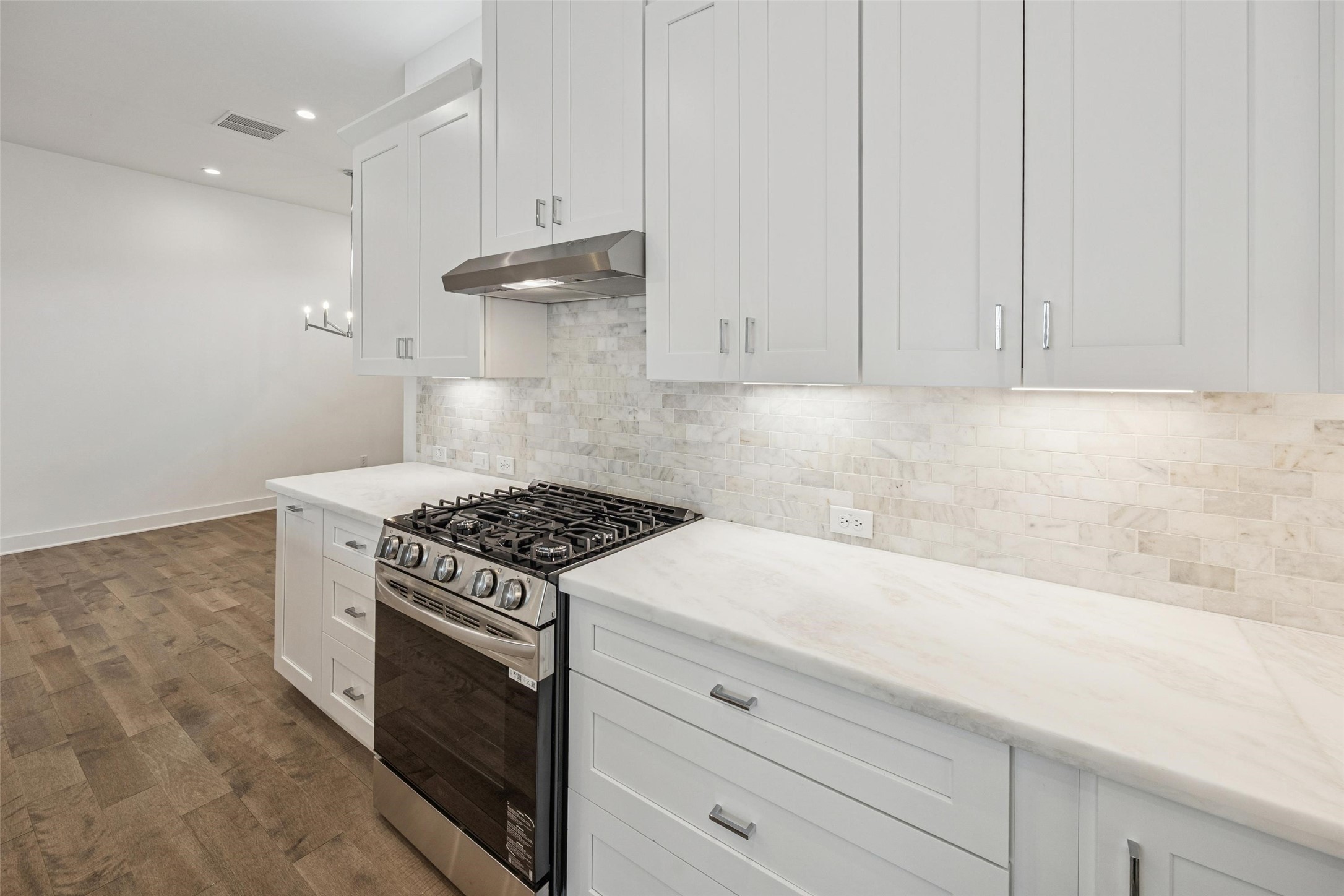 5309 Eigel Street Houston, TX 77007 - Photo 11 of 41 Cabinets to the Ceiling * Marble Backsplash * Marble Counters * Lots of Cabinets and Drawers.