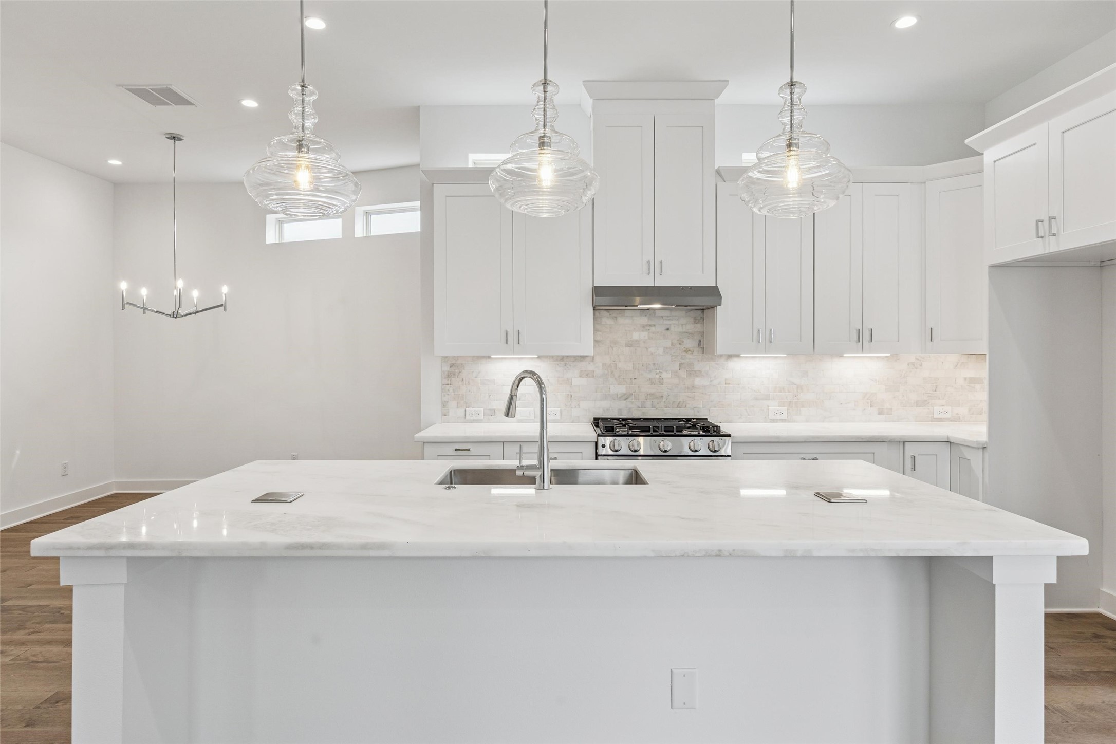 5309 Eigel Street Houston, TX 77007 - Photo 13 of 41 Gorgeous Marble Island * Bar Seating.