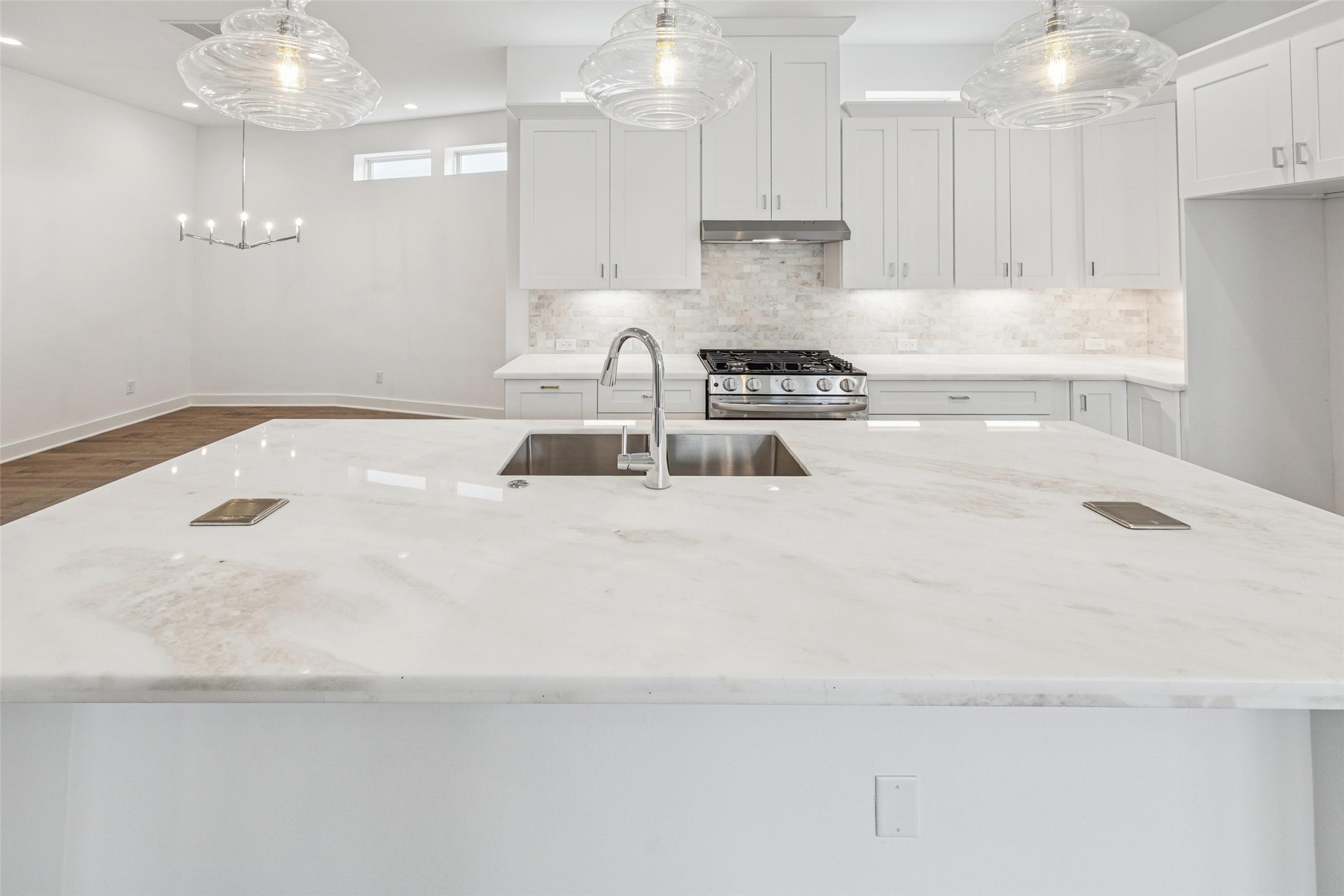 5309 Eigel Street Houston, TX 77007 - Photo 14 of 41 HUGE Marble Island with 2 Outlets.