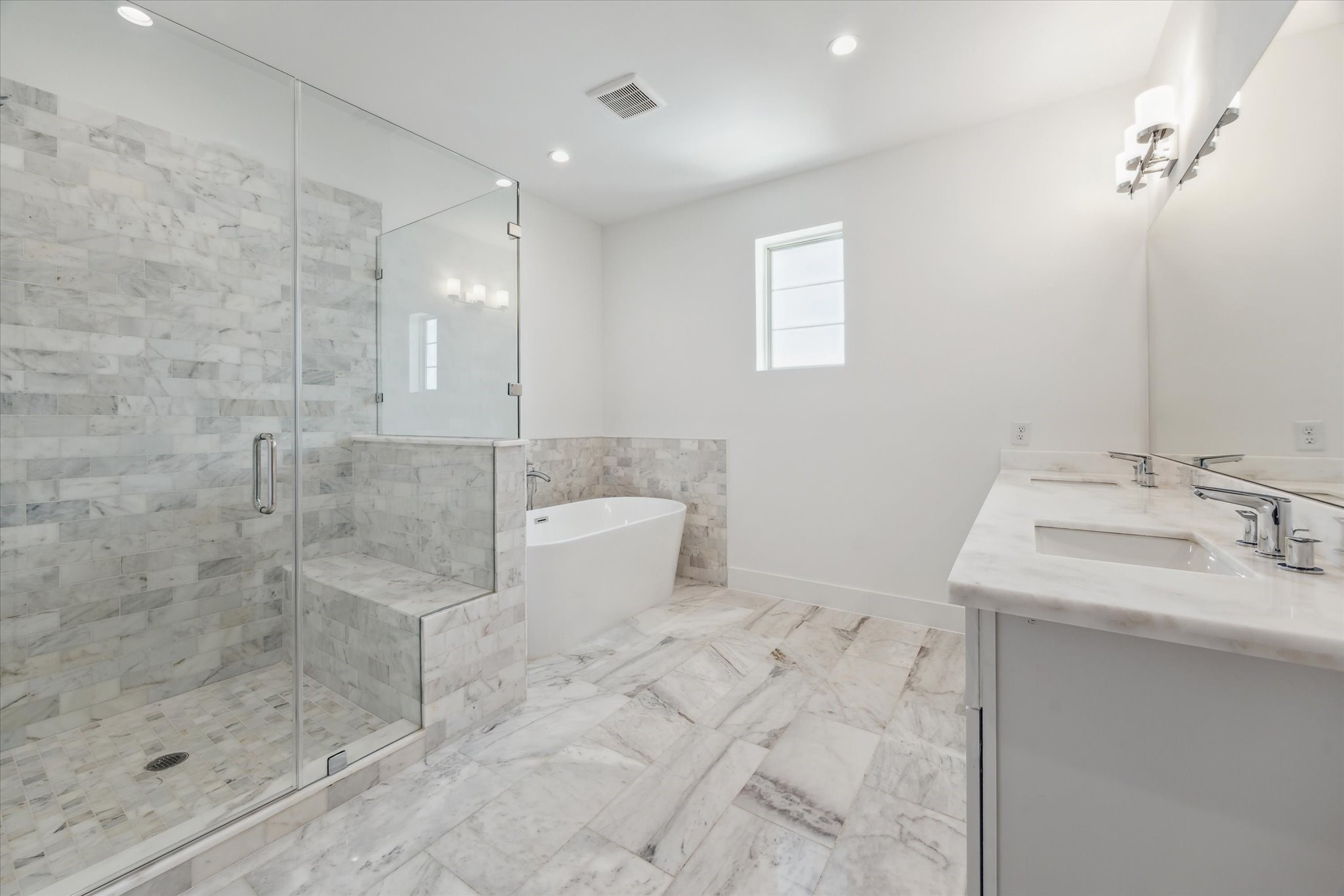 5309 Eigel Street Houston, TX 77007 - Photo 28 of 41 Primary Bathroom * INCREDIBLE * Approximately 11 X 11.