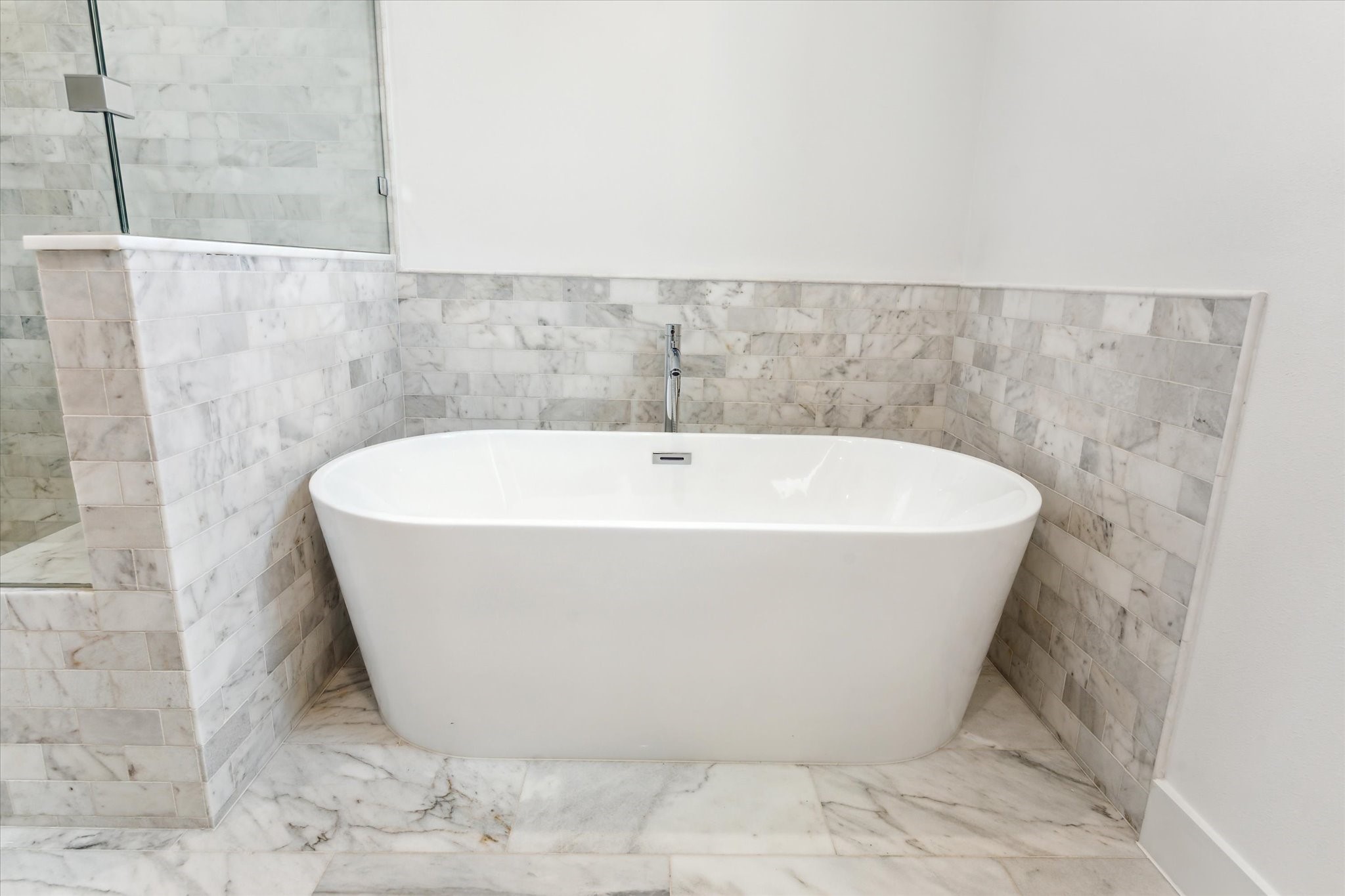 5309 Eigel Street Houston, TX 77007 - Photo 31 of 41 Separate Soaking Tub.