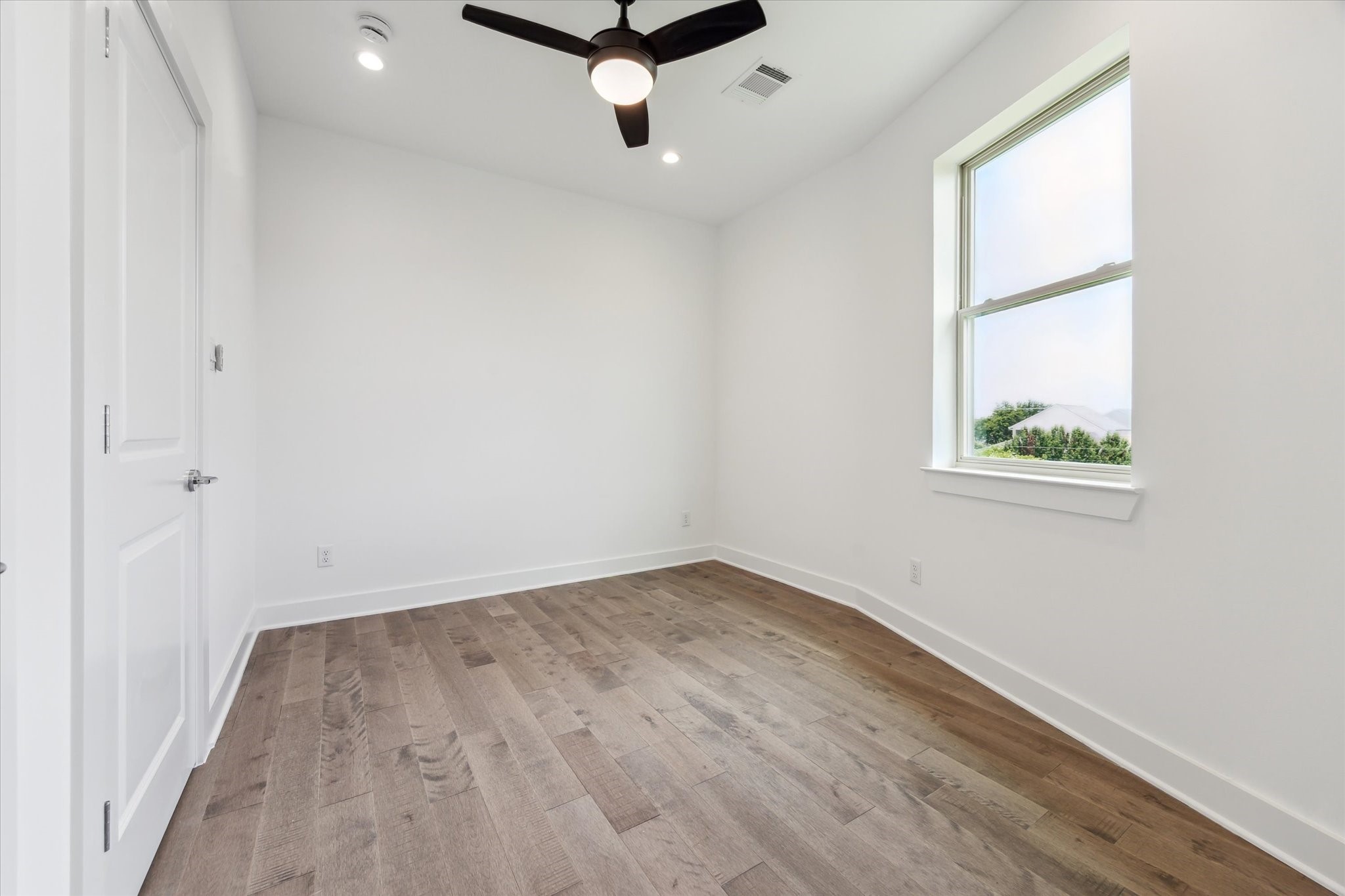 5309 Eigel Street Houston, TX 77007 - Photo 35 of 41 Secondary Bedroom on the Third Floor.