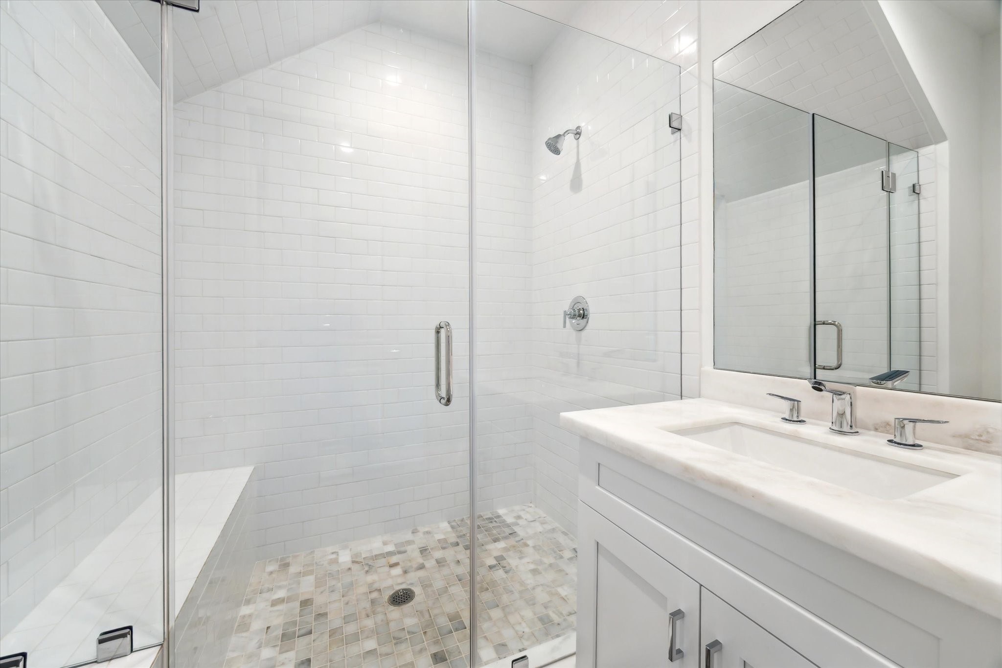 5309 Eigel Street Houston, TX 77007 - Photo 36 of 41 En-Suite Bathroom * HUGE Shower with Bench Seating.