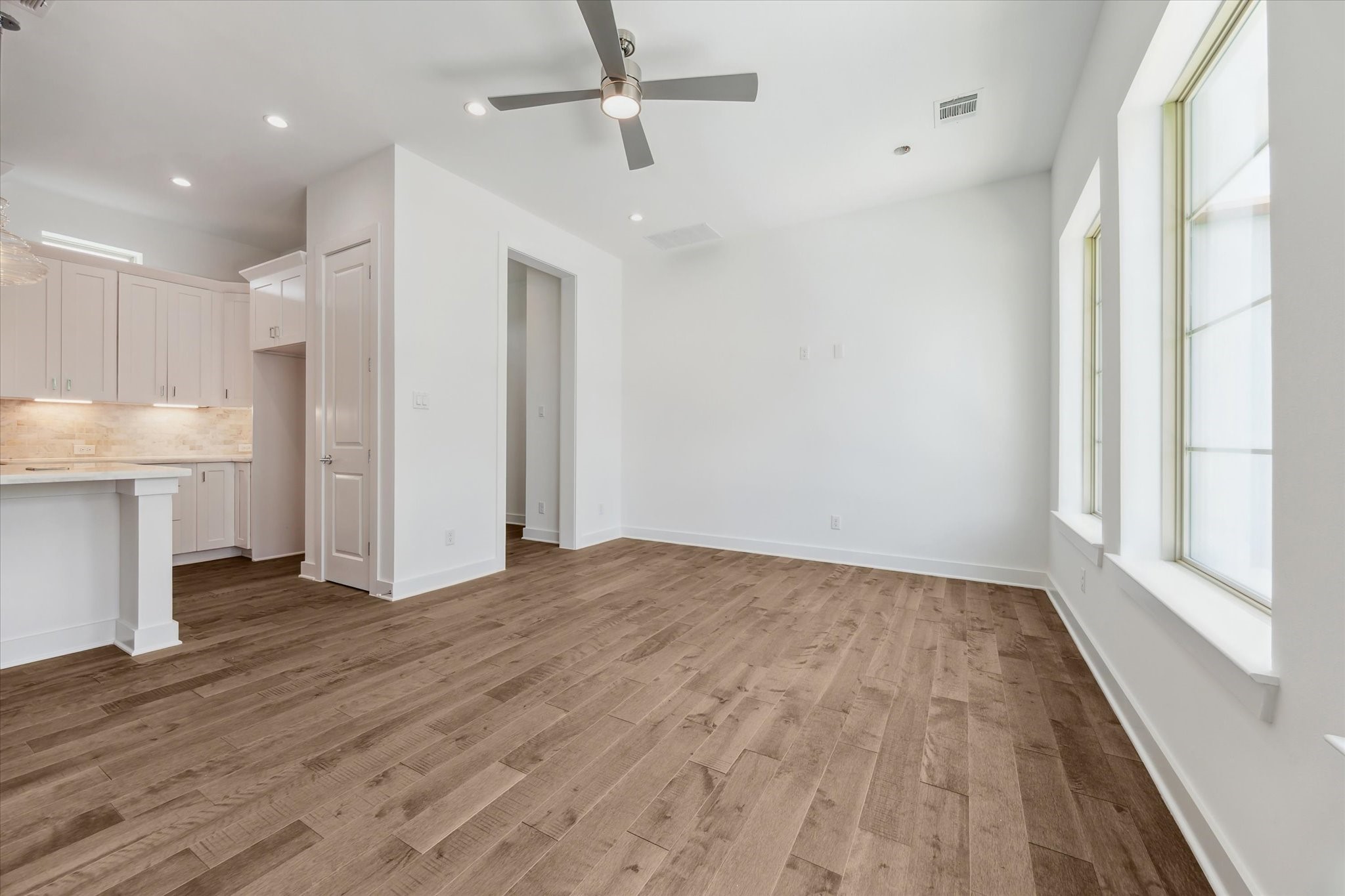 5309 Eigel Street Houston, TX 77007 - Photo 6 of 41 Another View * 10 Foot Ceilings * Recessed Lighting.