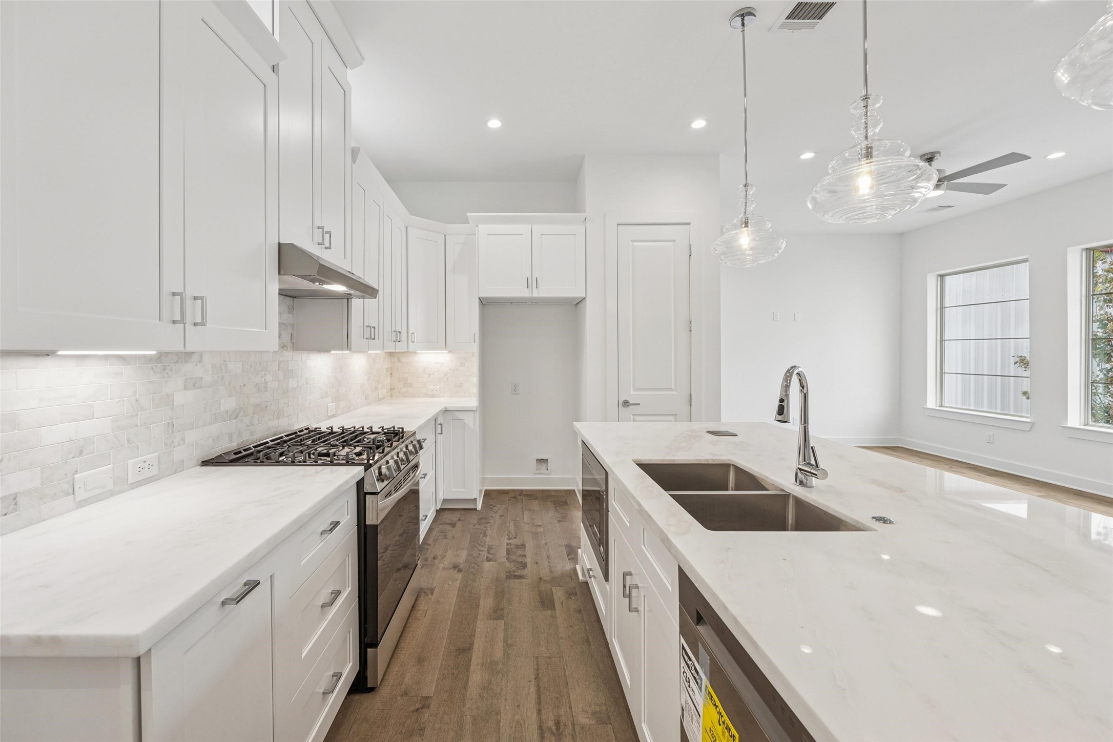 5309 Eigel Street Houston, TX 77007 - Photo 10 of 41 Stainless Steel Appliances