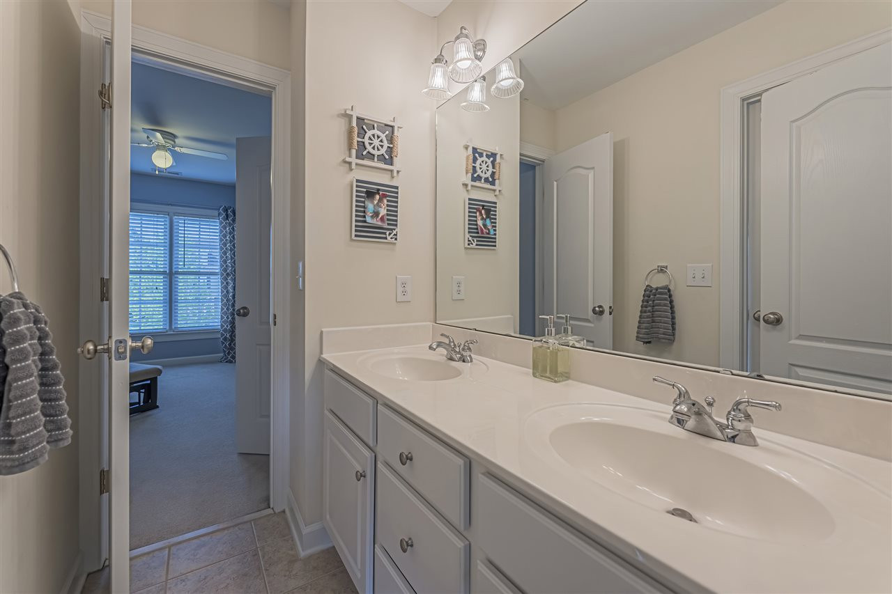 2949 London Bell Drive Raleigh, NC 27614 - Photo 24 of 29 Jack-n-Jill Bathroom between 2nd & 3rd Bedrooms Bathroom