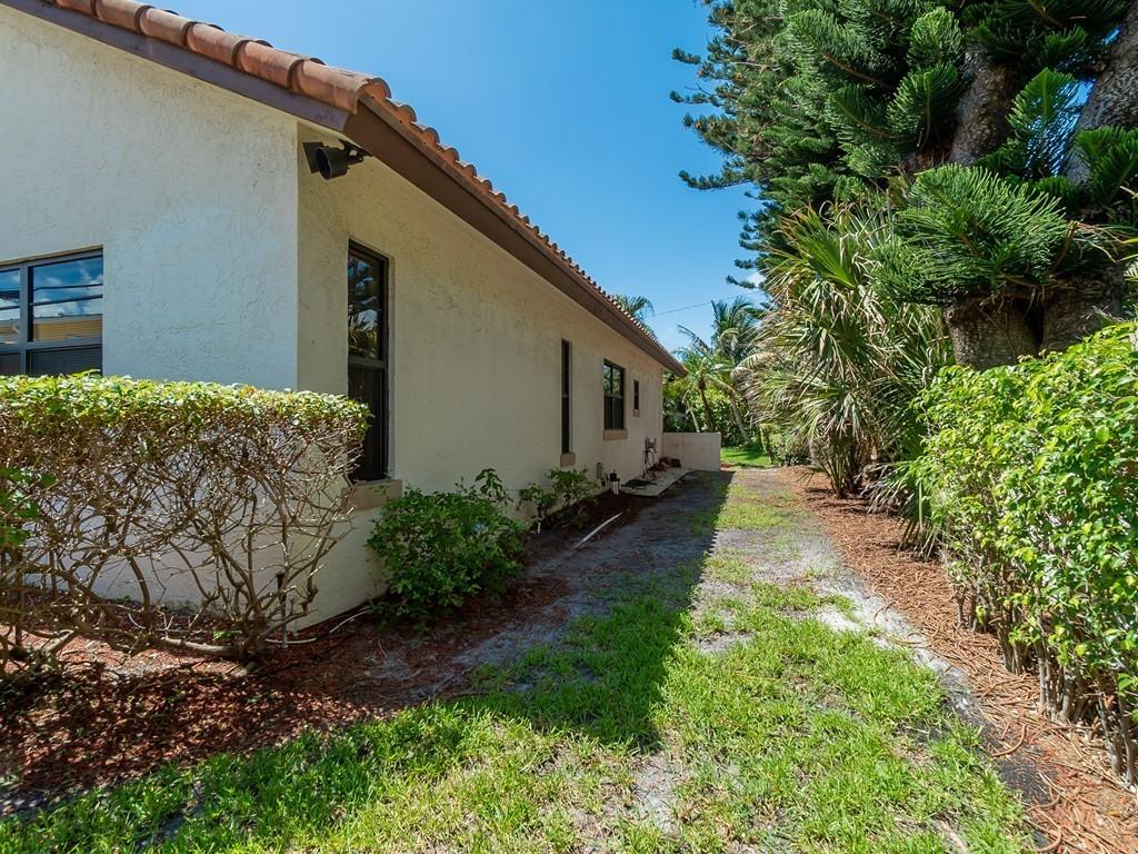 27 Sailfish Lane Ocean Ridge, FL 33435 - Photo 35 of 40 035_Sideyard W