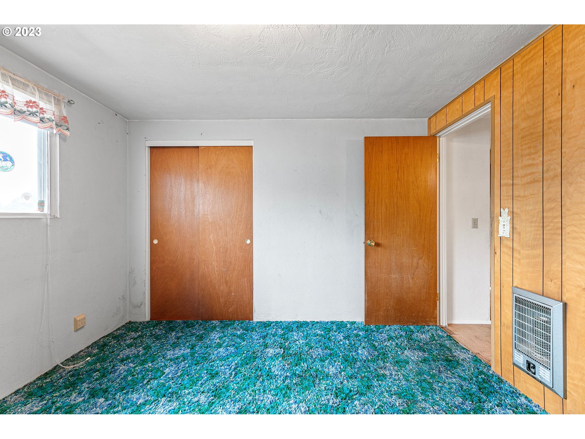824 20th Street Springfield, OR 97477 - Photo 19 of 44 a view of an empty room and window