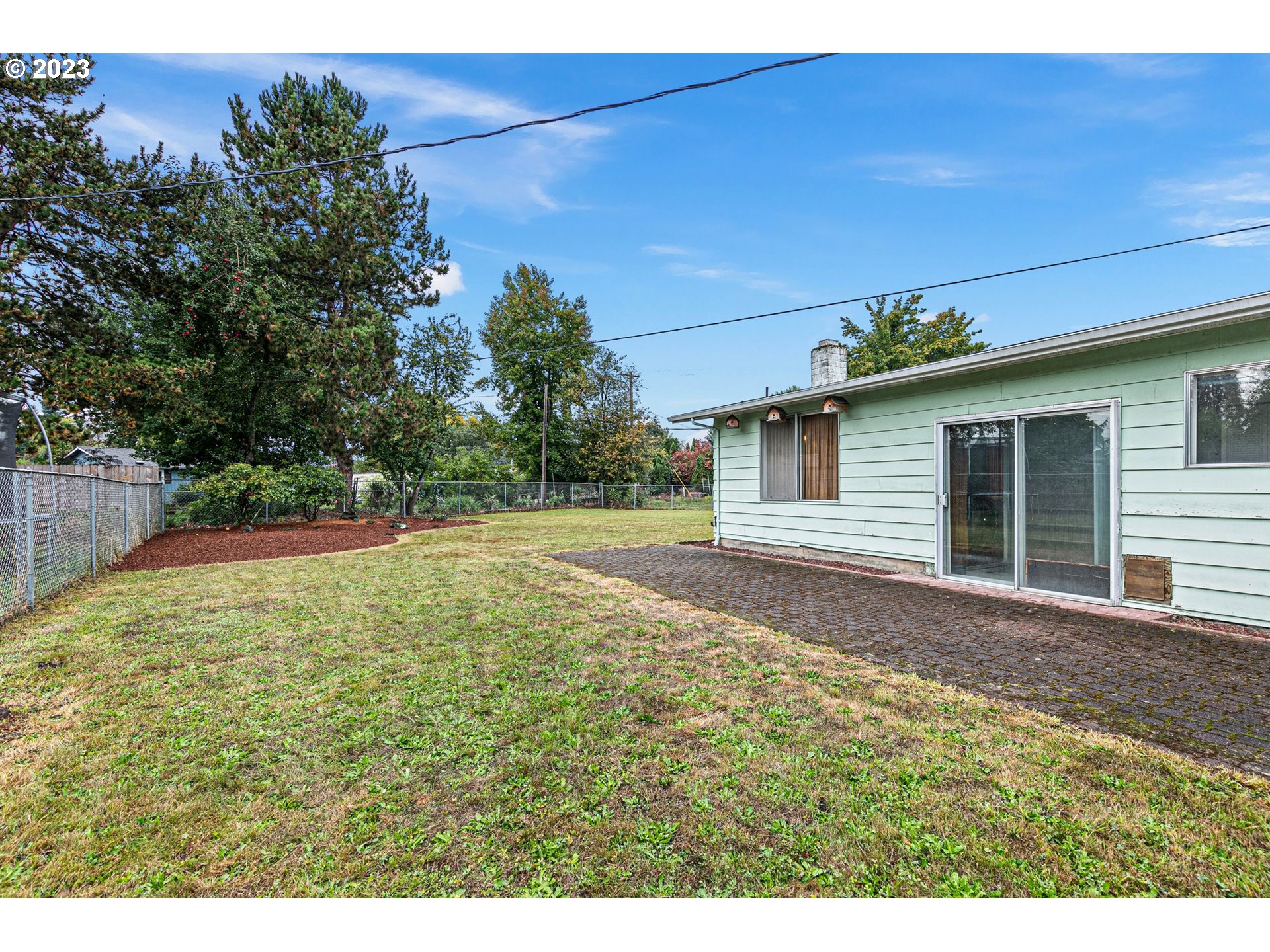 824 20th Street Springfield, OR 97477 - Photo 29 of 44 a backyard of a house