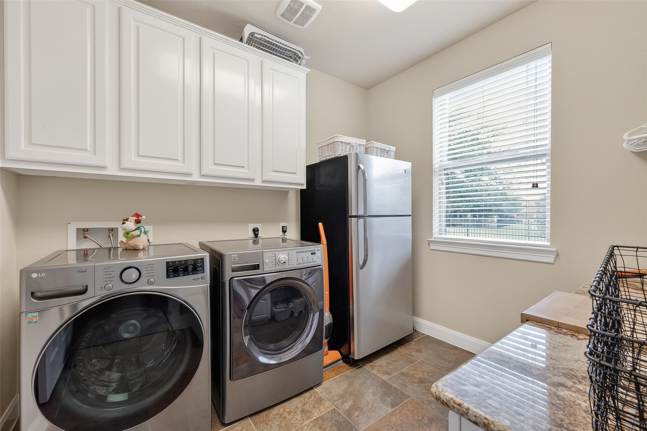 10 Cayuga Pond Court Spring, TX 77389 - Photo 11 of 50 a utility room with dryer and washer