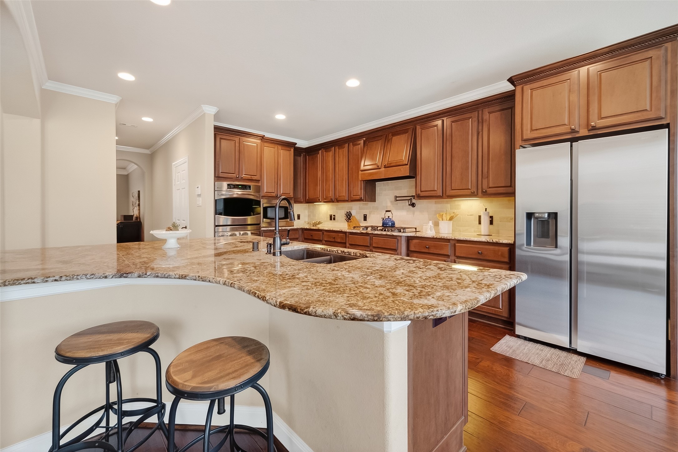 10 Cayuga Pond Court Spring, TX 77389 - Photo 19 of 50 a kitchen with stainless steel appliances granite countertop a sink refrigerator and cabinets