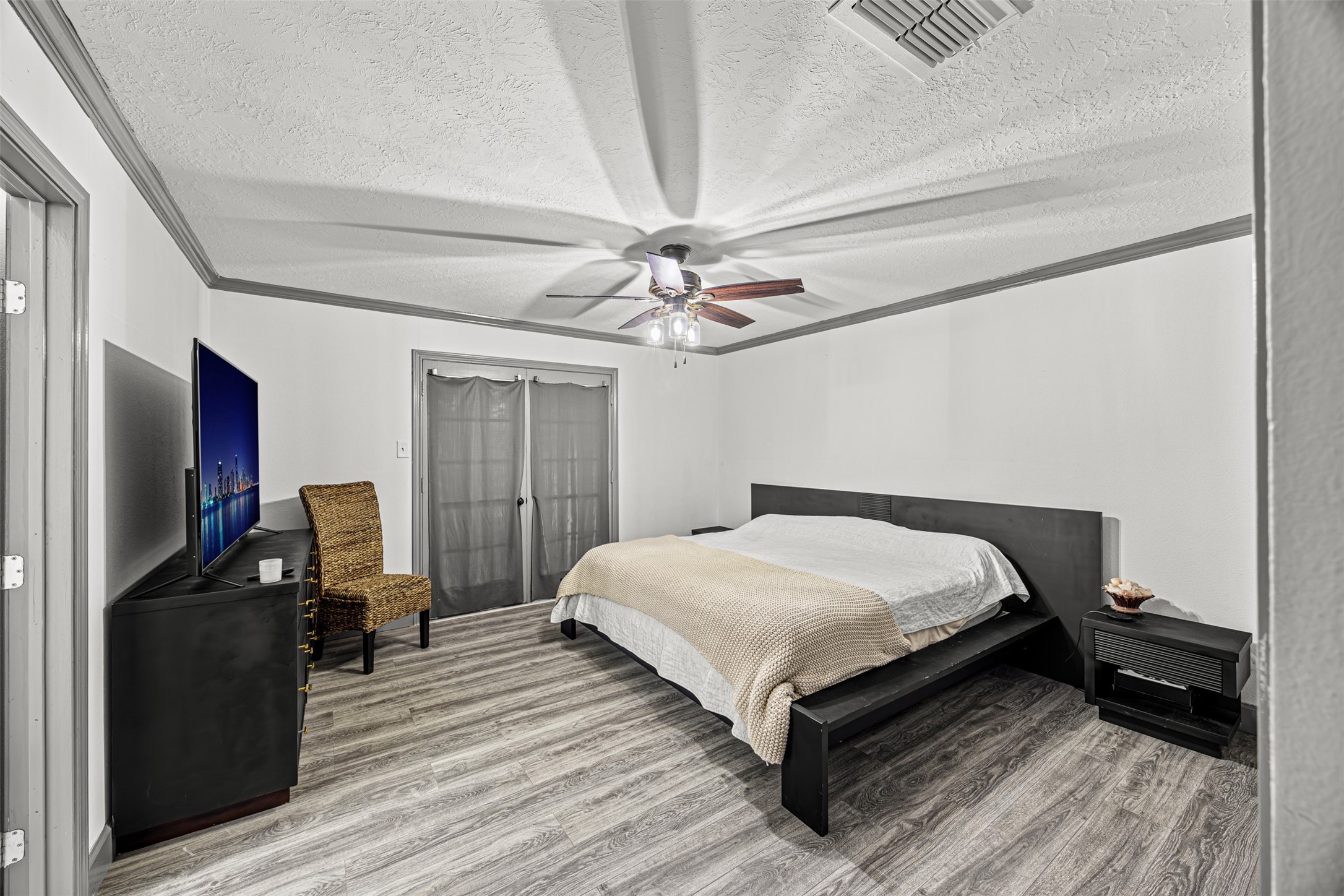 6511 Elmgrove Road Spring, TX 77389 - Photo 27 of 33 Spacious bedroom and ceiling fan. Neutral colors and ample natural light create a serene atmosphere.