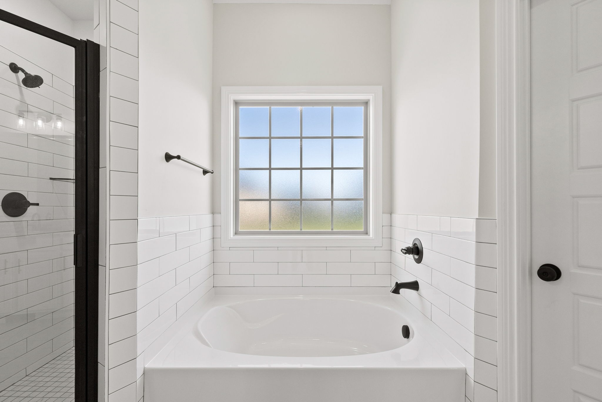 571 Fieldview Way Clarksville, TN 37043 - Photo 25 of 48 a bathroom with a bathtub