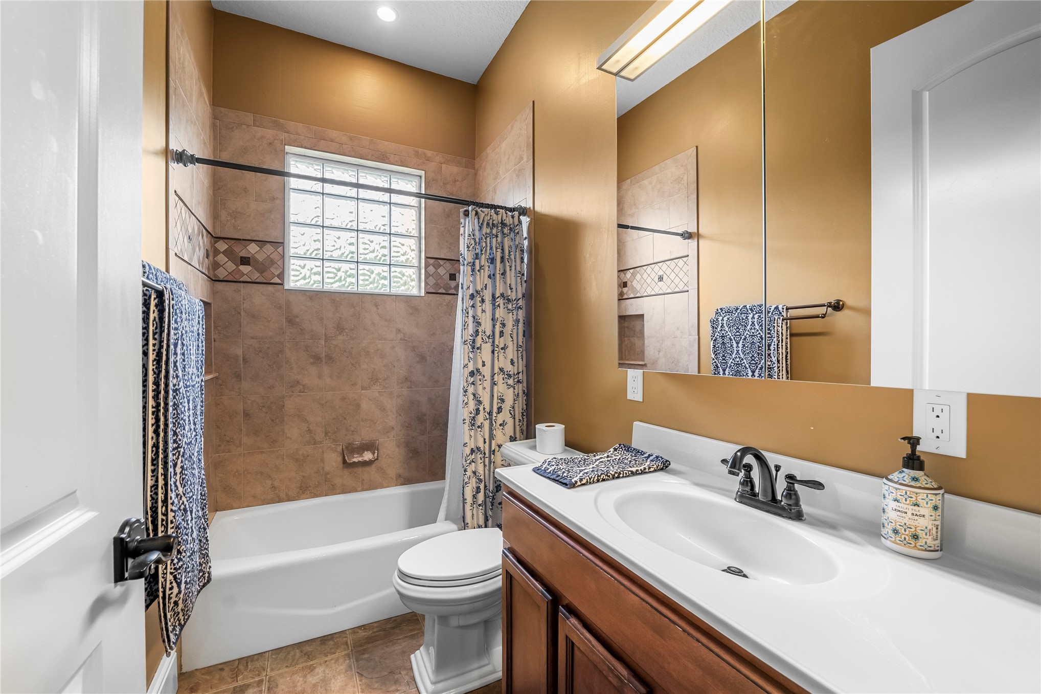 27247 Hallman Road Hilliard, FL 32046 - Photo 37 of 59 Guest Suite Bathroom