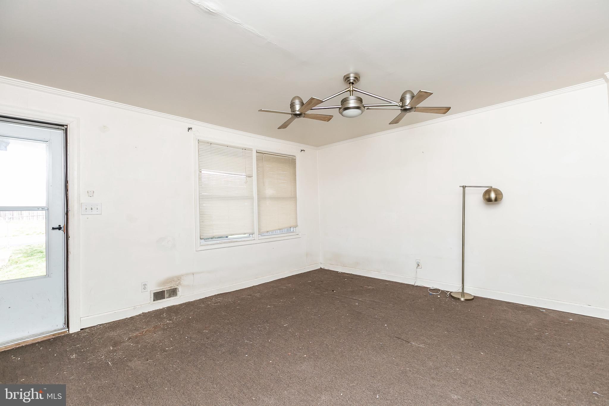 7467 Berkshire Road Baltimore, MD 21222 - Photo 4 of 26 Living room