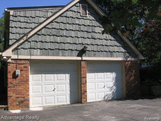 5976 Shaun Road West Bloomfield, MI 48322 - Photo 10 of 12 garage.jpg