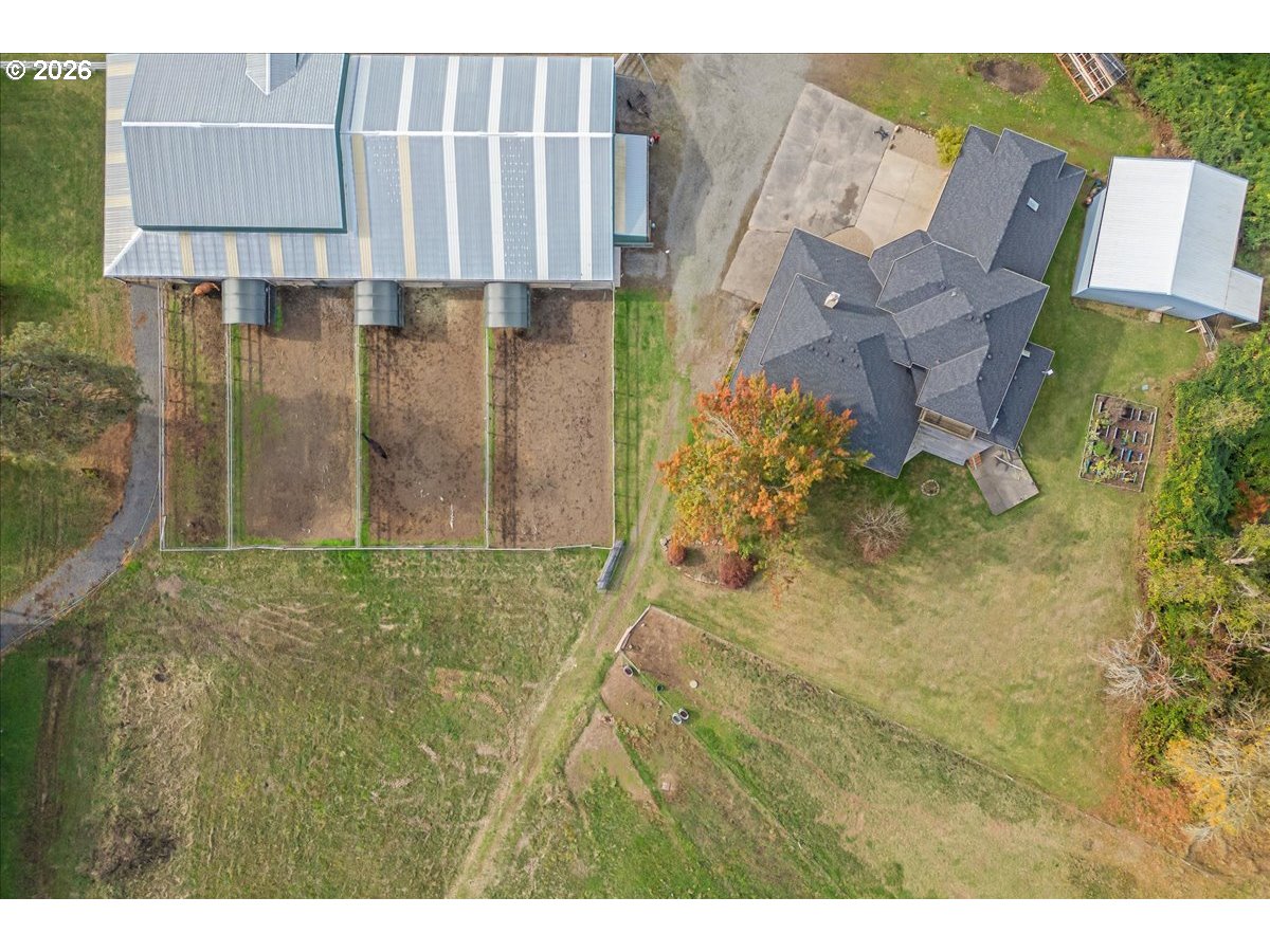 13492 South Warnock Road Oregon City, OR 97045 - Photo 20 of 48 a view of a back yard of the house
