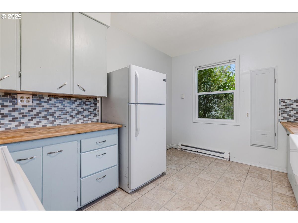 13492 South Warnock Road Oregon City, OR 97045 - Photo 29 of 48 a kitchen with white cabinets and window