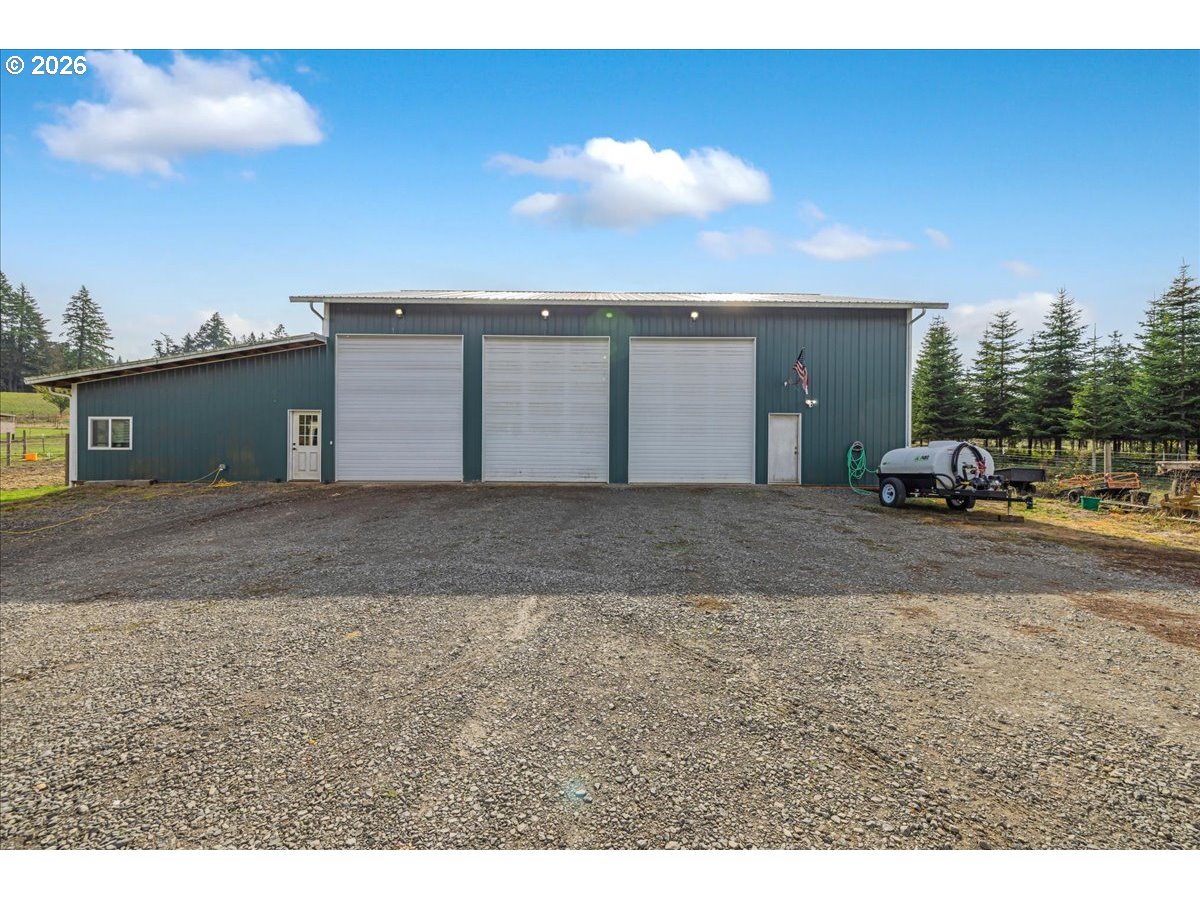 13492 South Warnock Road Oregon City, OR 97045 - Photo 44 of 48 a view of a car garage