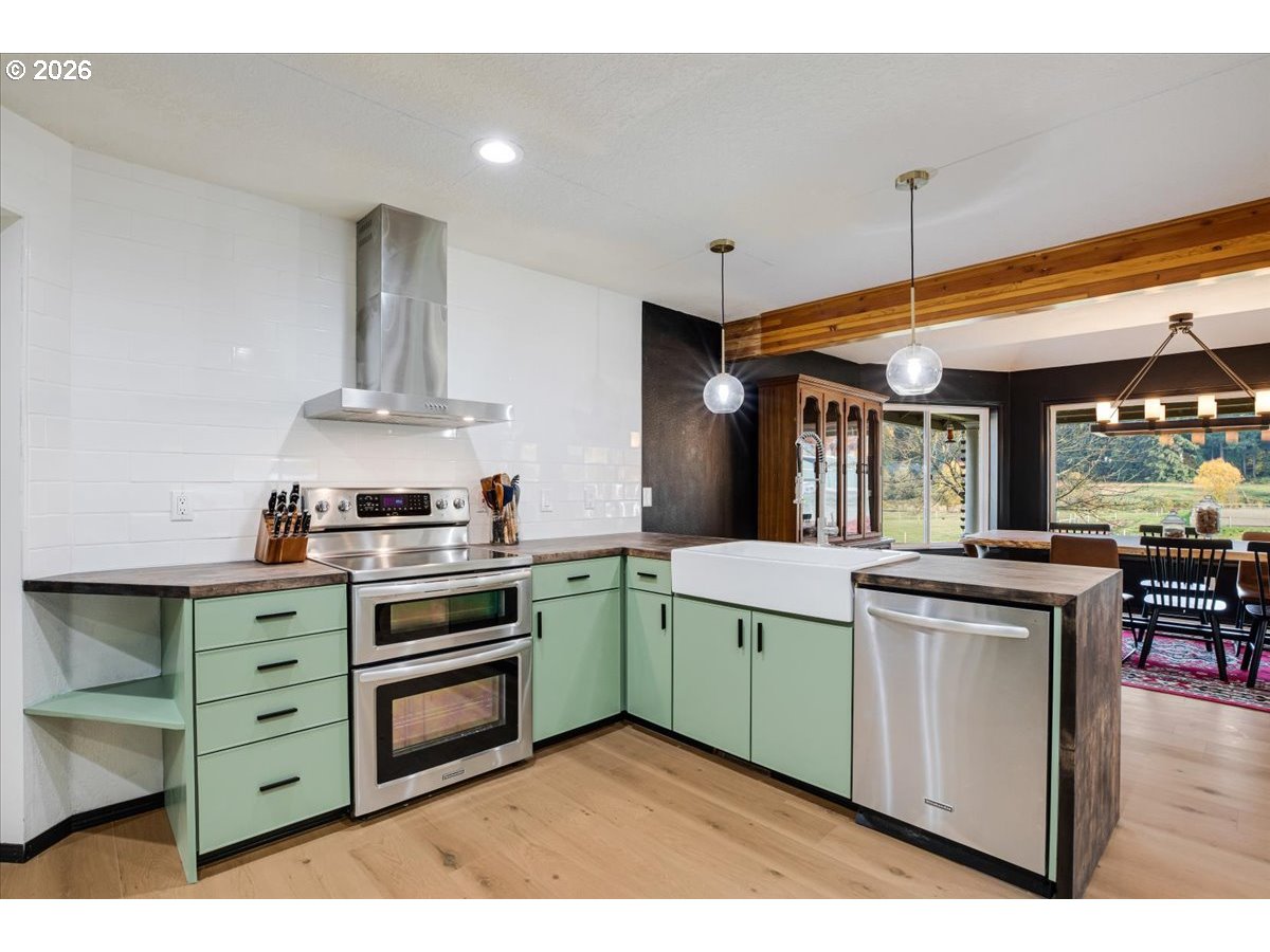 13492 South Warnock Road Oregon City, OR 97045 - Photo 7 of 48 a kitchen with a stove and a sink