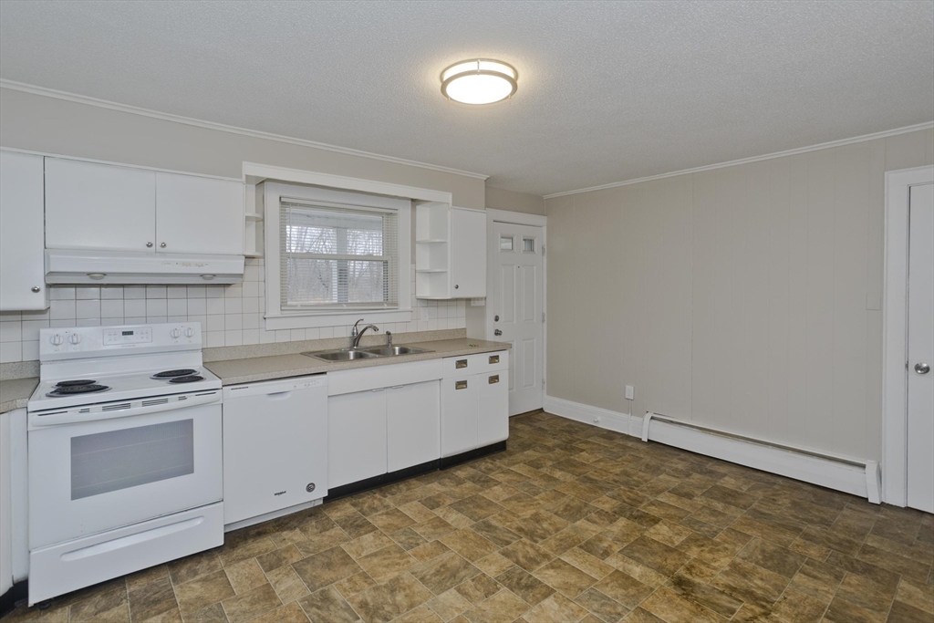 177 Marion Street Chicopee, MA 01013 - Photo 12 of 37