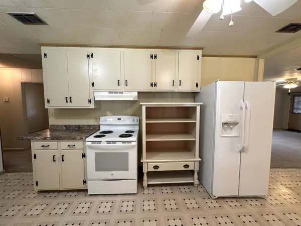 $1,400 | 8101 4th Street, Laurel Hill, FL 32567