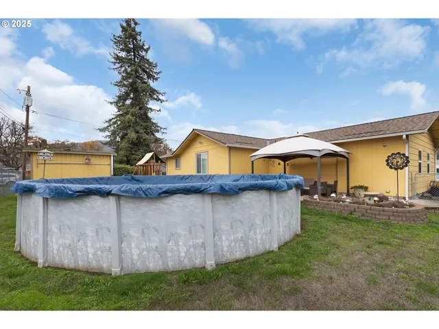 a view of a yard in front of a house