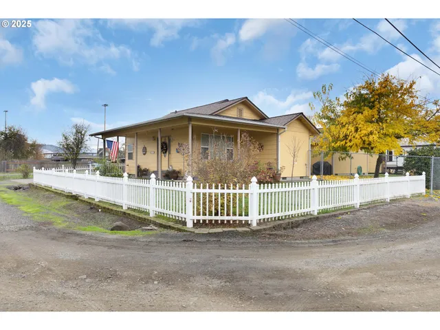 $395,000 | 144 Paradise Lane, Roseburg, OR 97471