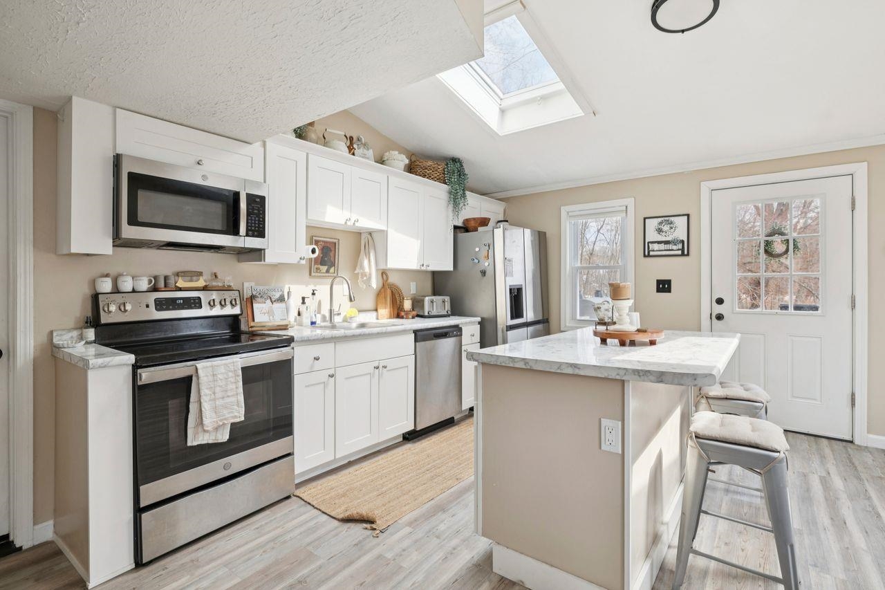 377 Smyth Road Manchester, NH 03104 - Photo 12 of 32