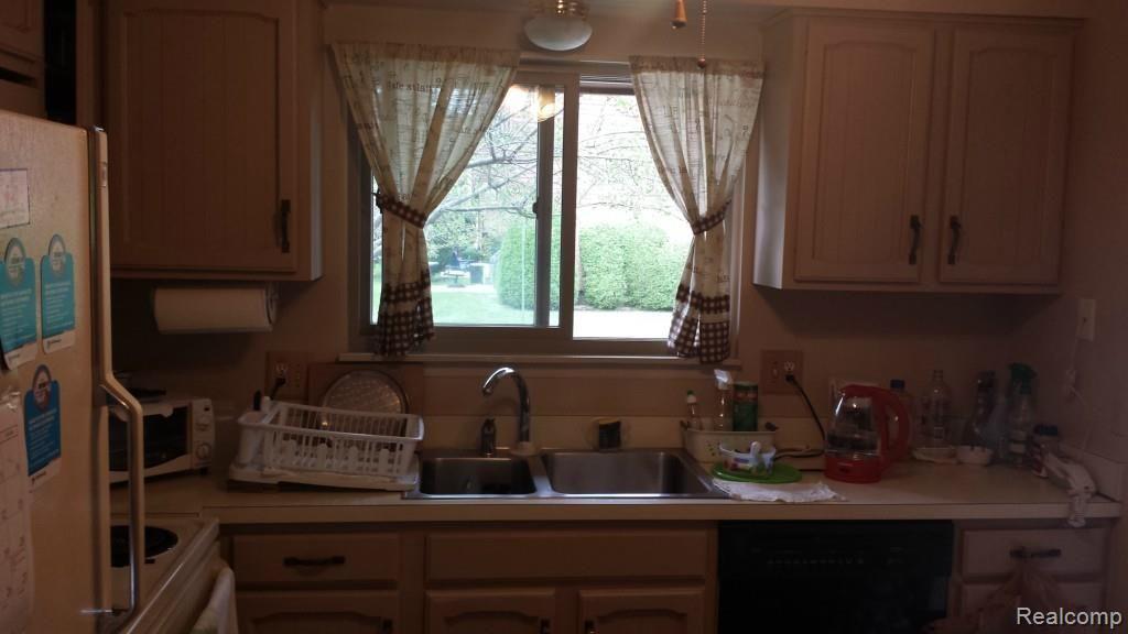 3902 Old Creek Road Troy, MI 48084 - Photo 15 of 21 15.jpg