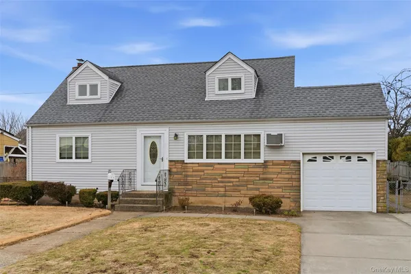 $640,000 | 14 Starlight Court, West Babylon, NY 11704