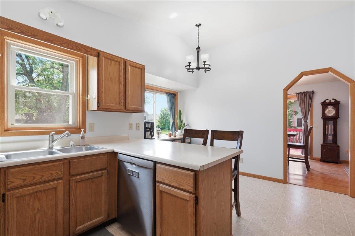699 Robin Drive Sun Prairie, WI 53590 - Photo 8 of 43