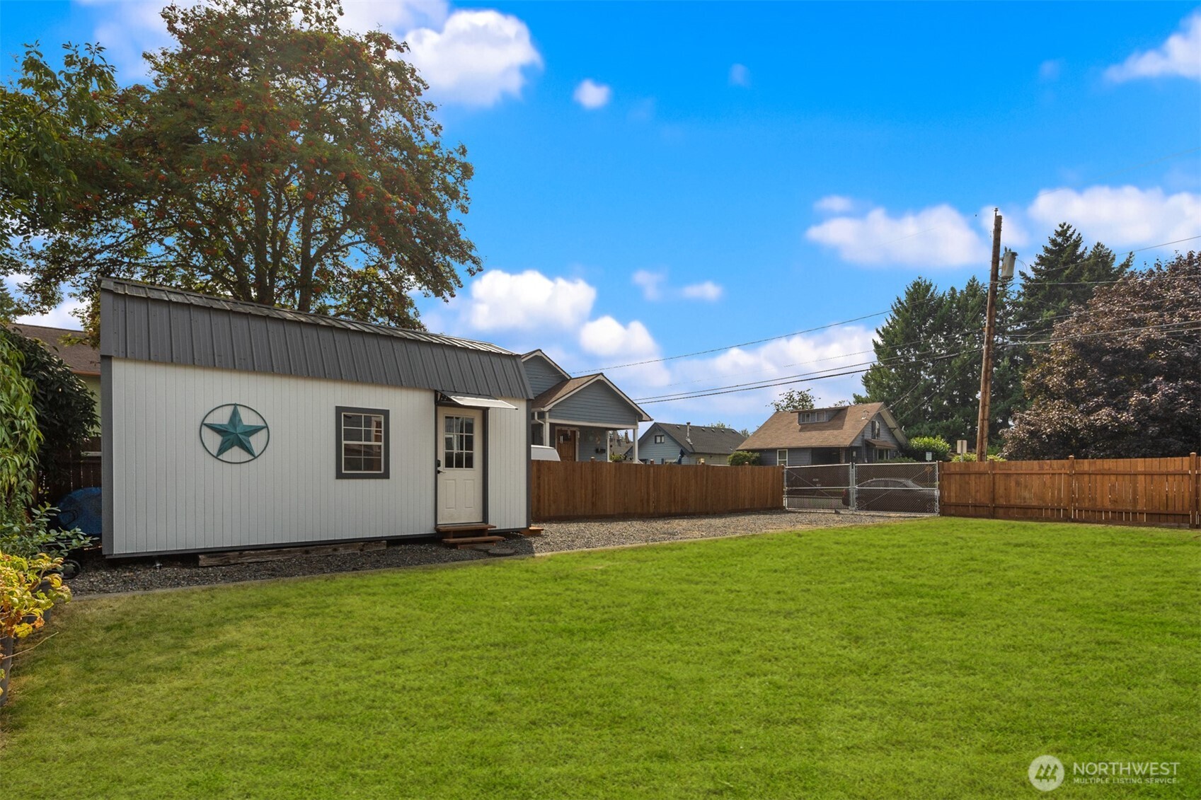 1002 Thompson Street Sumner, WA 98390 - Photo 25 of 38 a view of a backyard with a garden