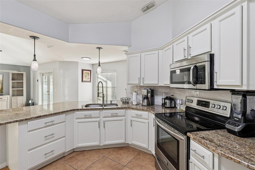 402 Ohio Way Kissimmee, FL 34759 - Photo 4 of 54