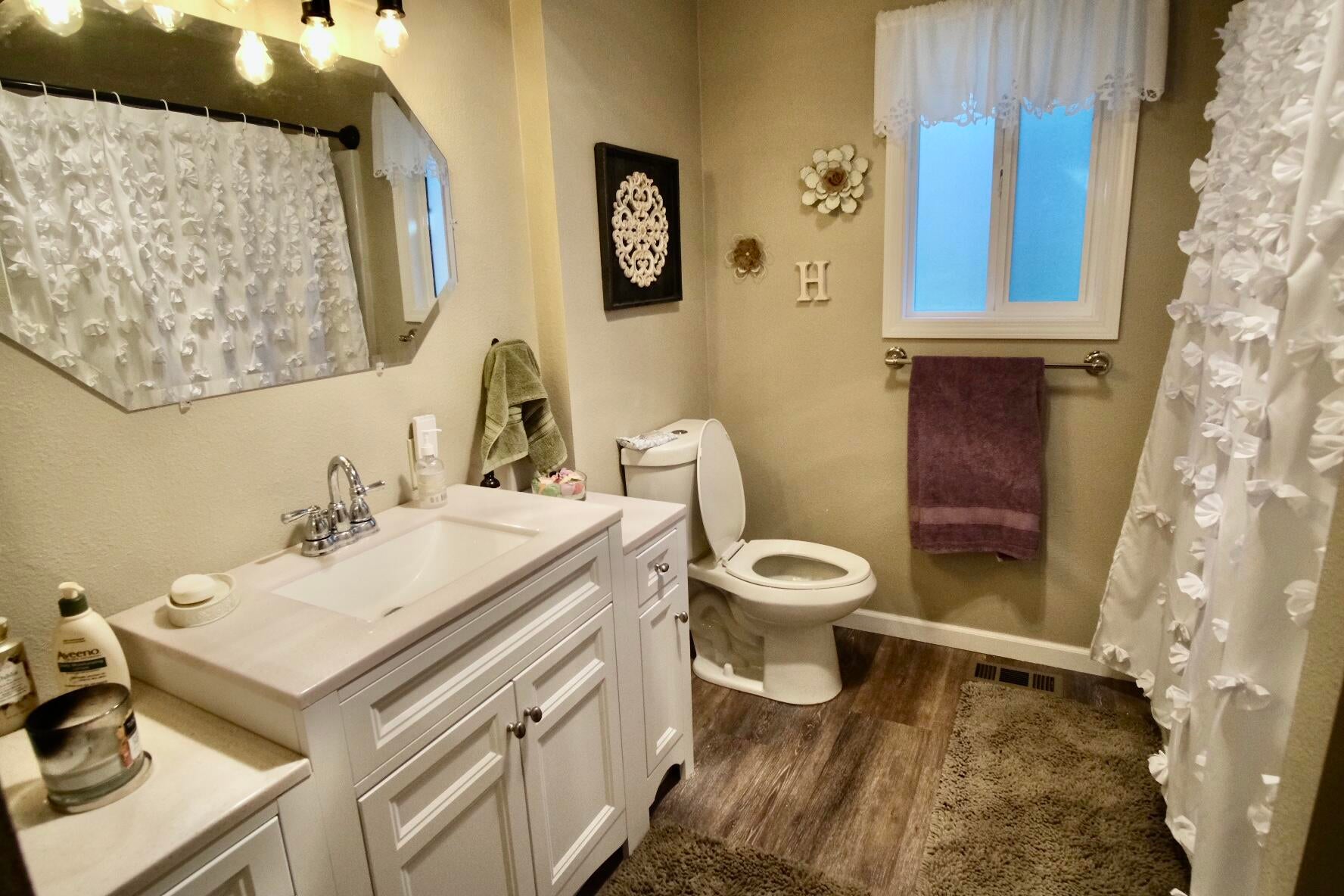 499 West Harbeck Road Grants Pass, OR 97527 - Photo 8 of 17 bathroom mirror