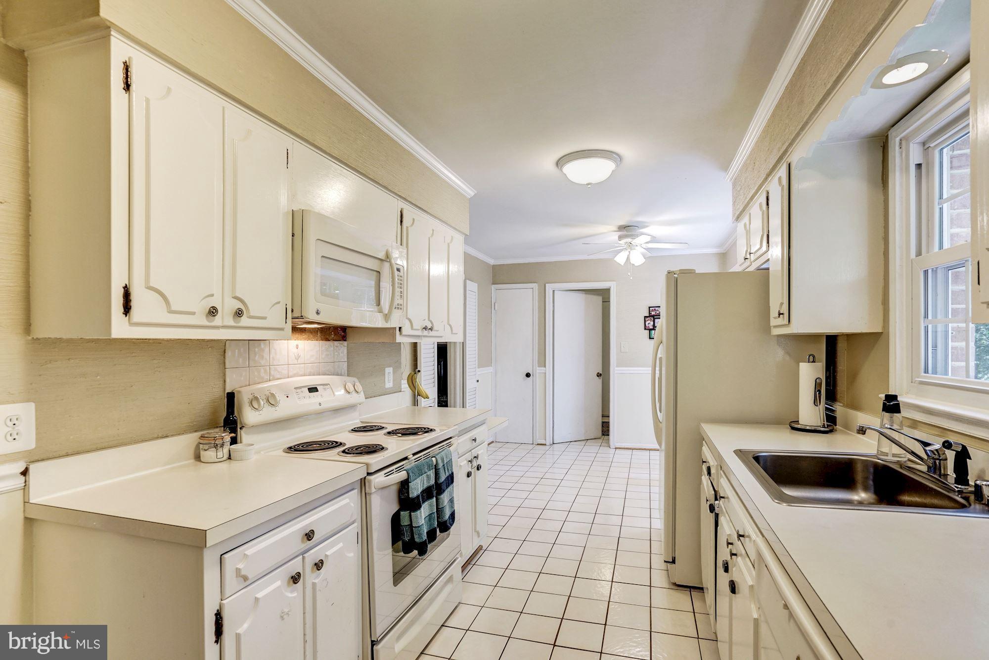 11521 Running Cedar Road Reston, VA 20191 - Photo 10 of 30 Kitchen