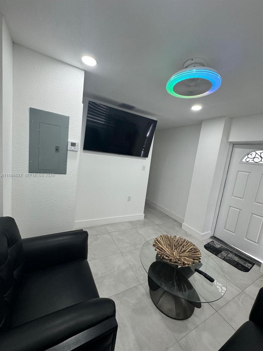 20 Eagle Drive Key Largo, FL 33037 - Photo 23 of 55 a living room with furniture