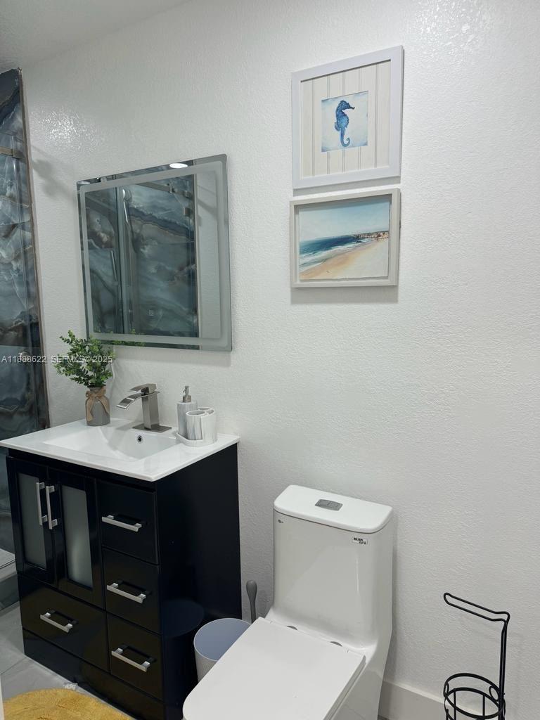 20 Eagle Drive Key Largo, FL 33037 - Photo 31 of 55 a bathroom with a toilet a sink and mirror