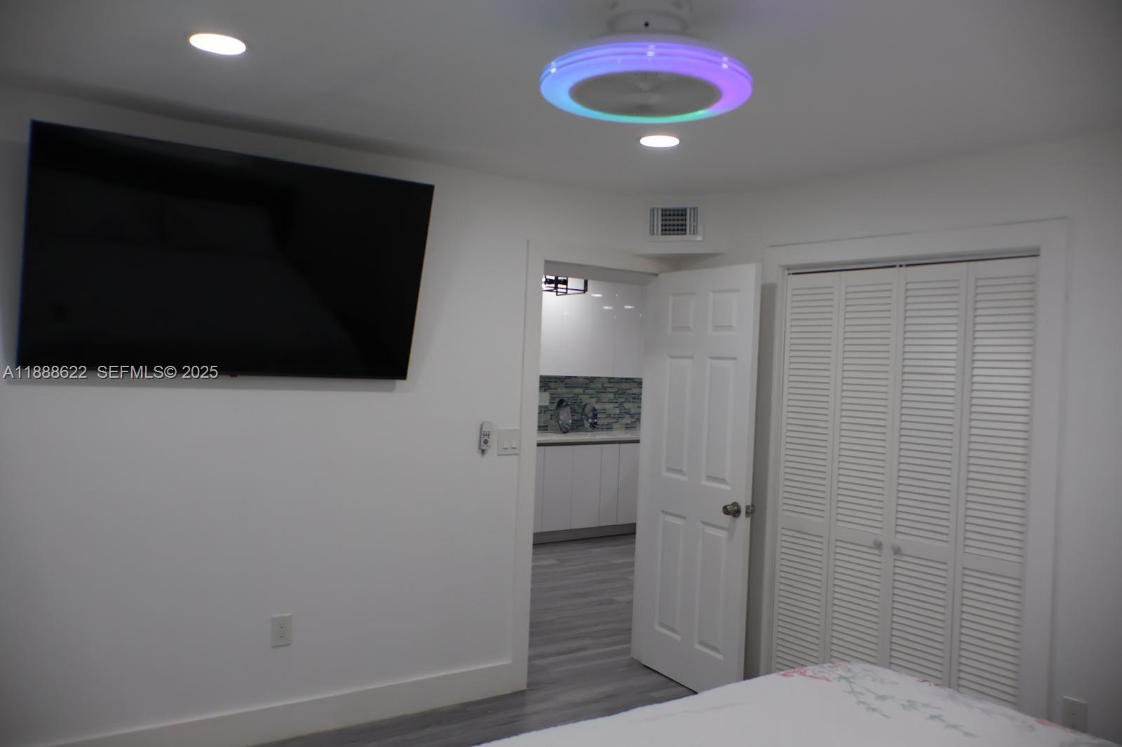 20 Eagle Drive Key Largo, FL 33037 - Photo 37 of 55 a bathroom with a stainless steel appliances and shower